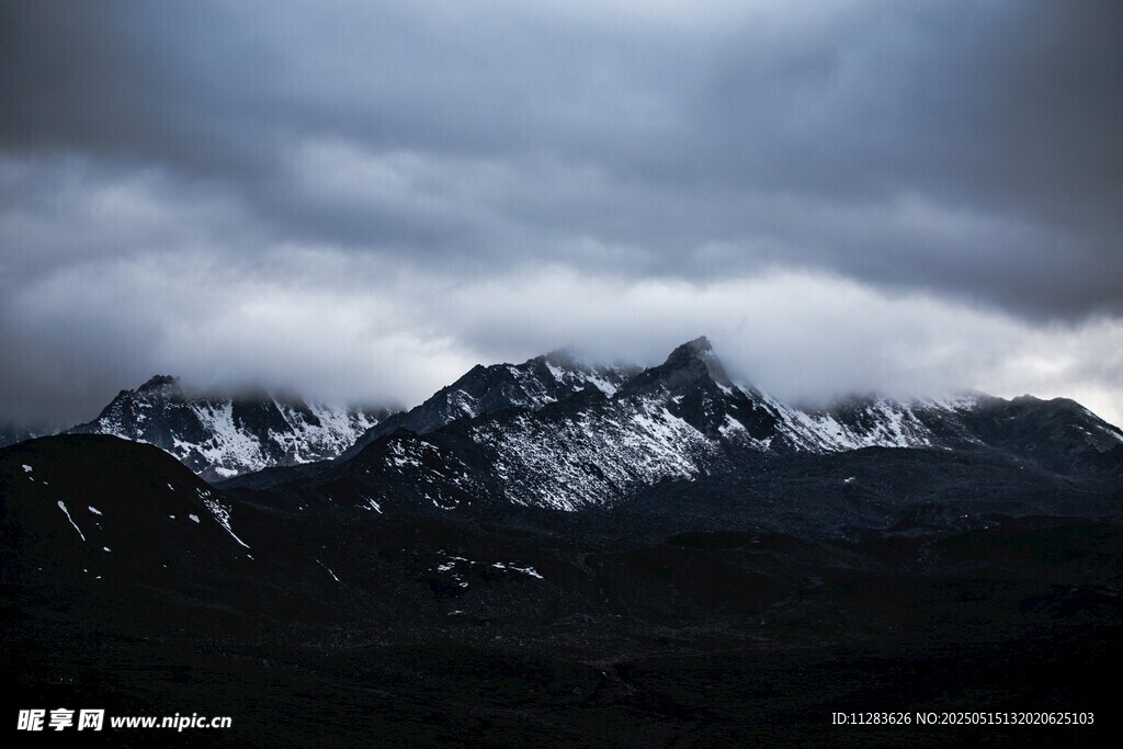 云雾缭绕的雪山美景