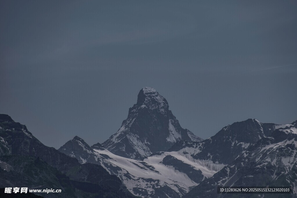巍峨雪山壮丽景致