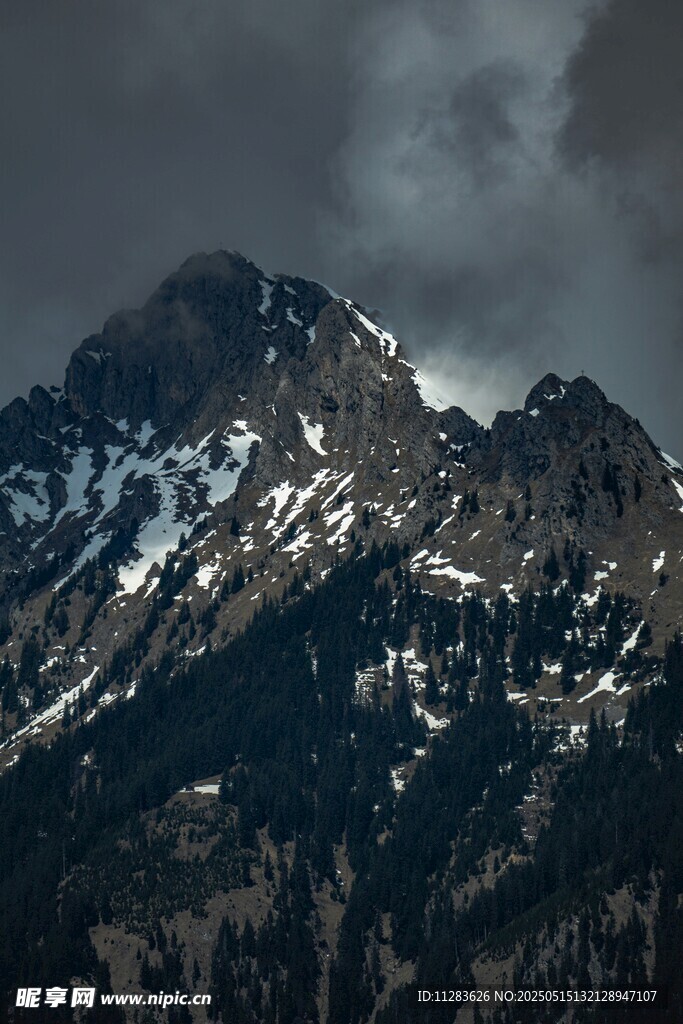 巍峨雪山云雾缭绕之景
