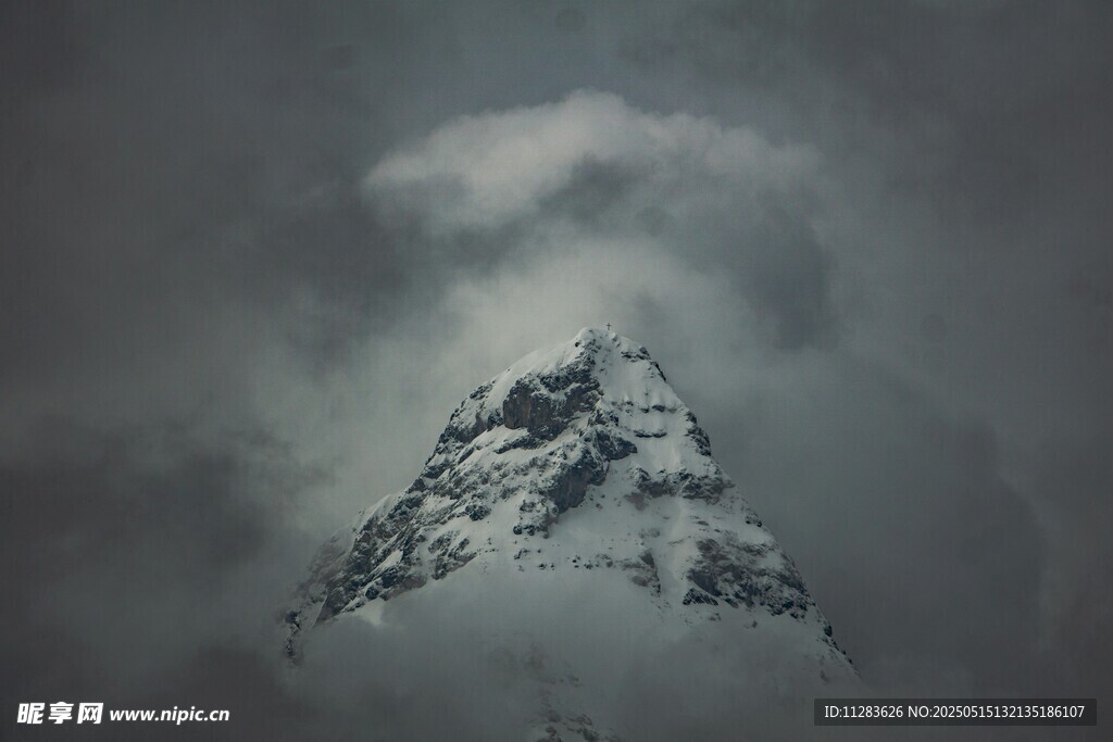云雾缭绕的巍峨雪山