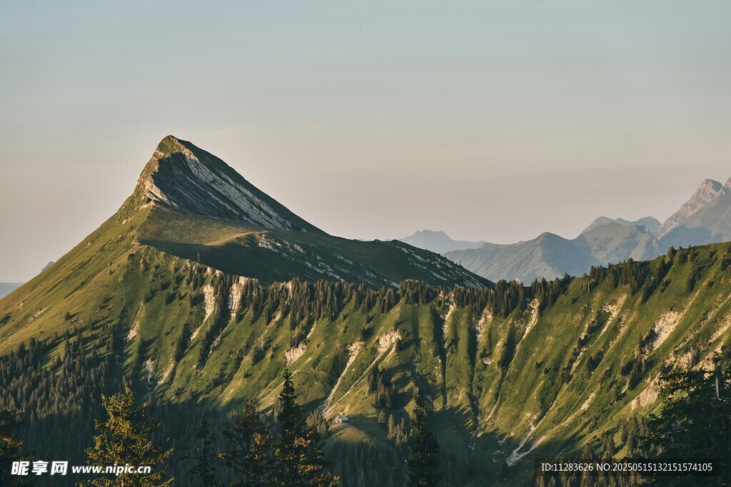翠绿山峦美景