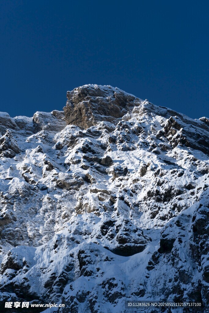雪覆山峰