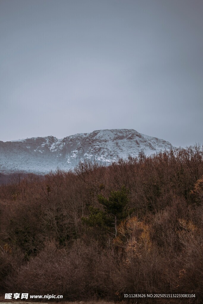 山间秋景与覆雪山峰