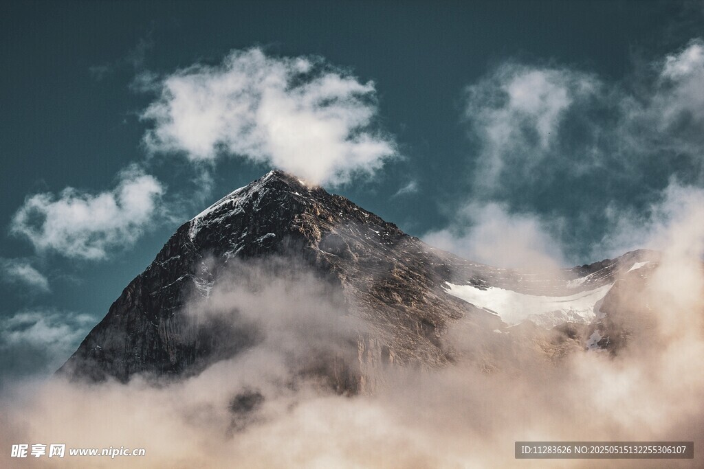 云雾缭绕的巍峨山峰