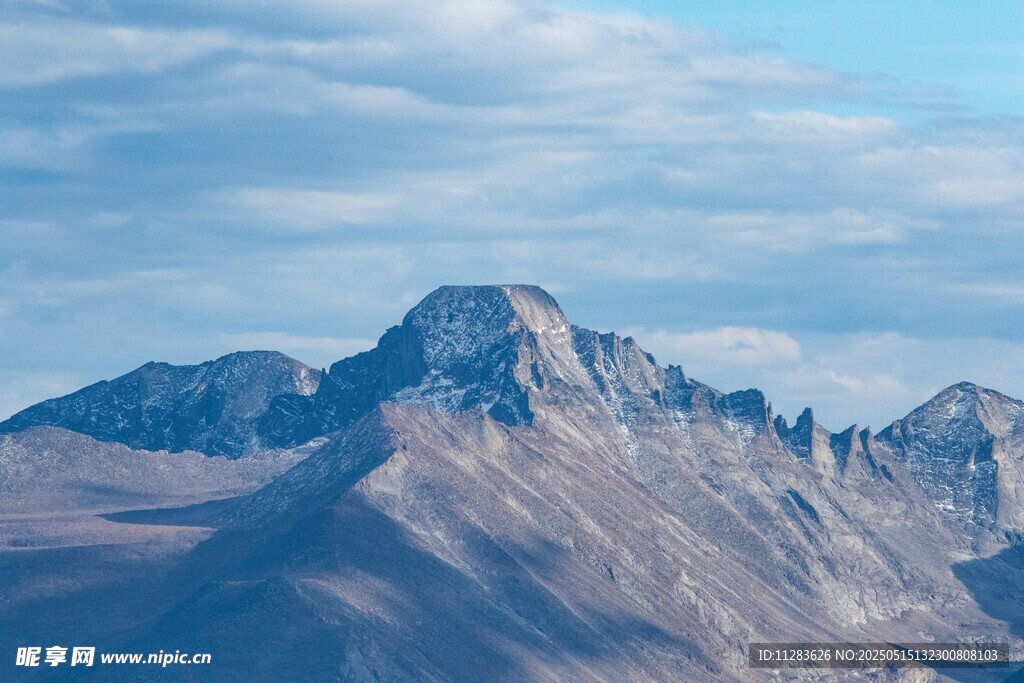 巍峨雪山壮丽景致