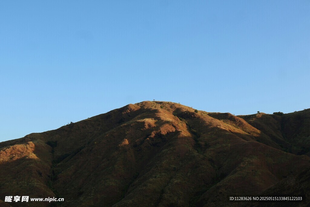阳光下的山峦美景