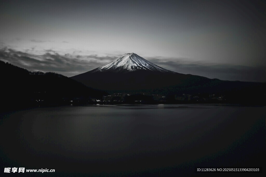 夜幕下的富士山与静谧湖水