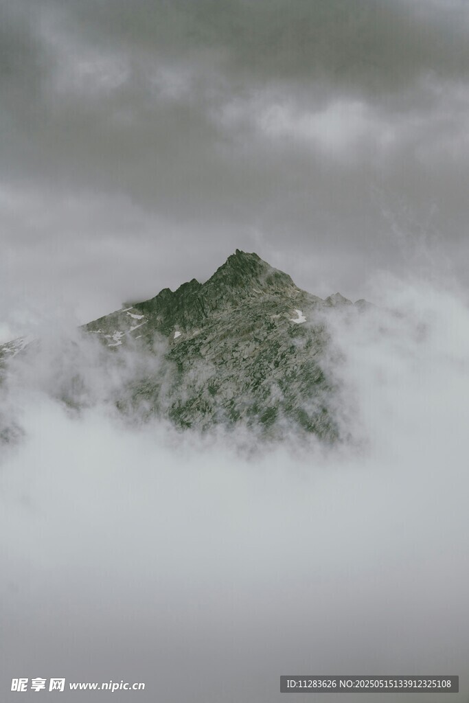 云雾缭绕中的孤峰
