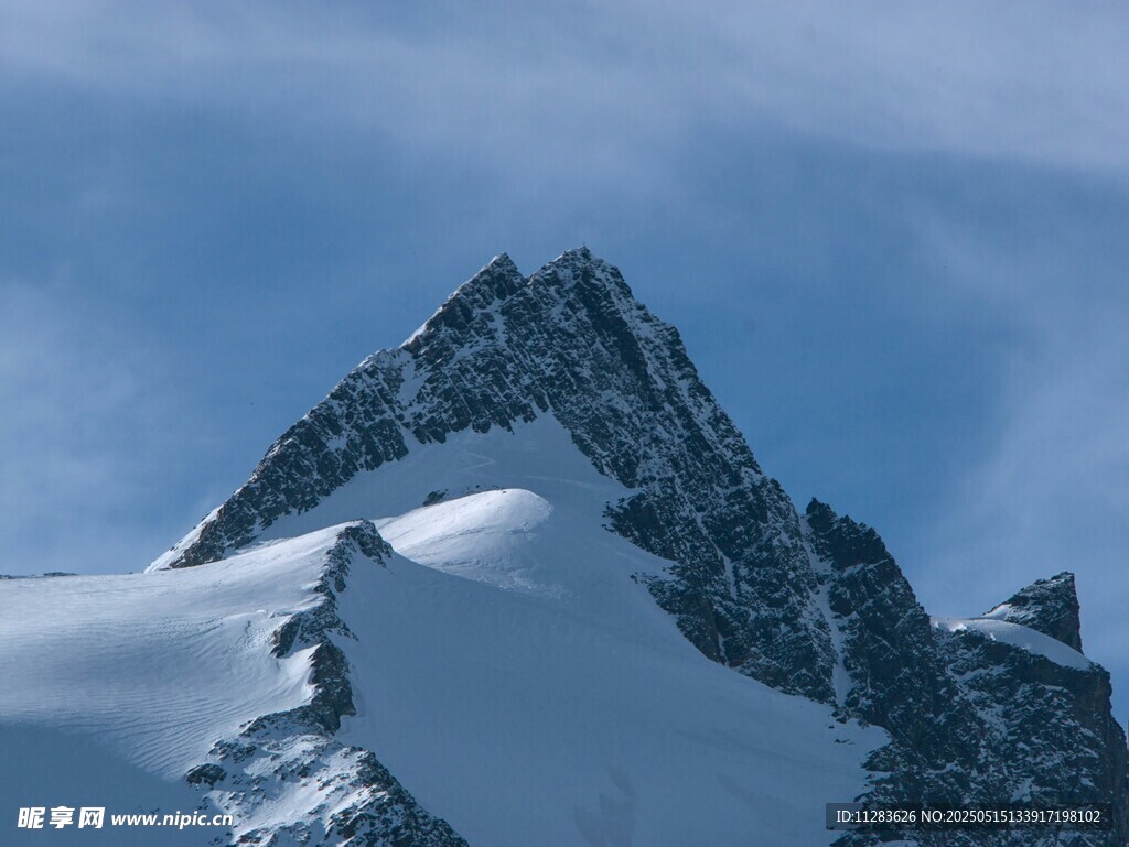 巍峨雪山壮丽景致