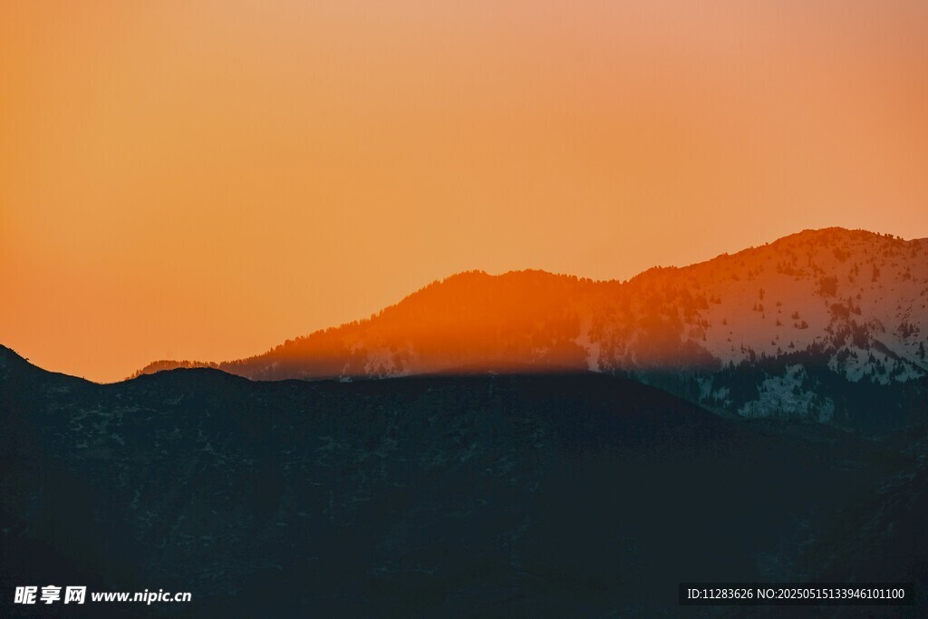 夕阳下的山峦美景