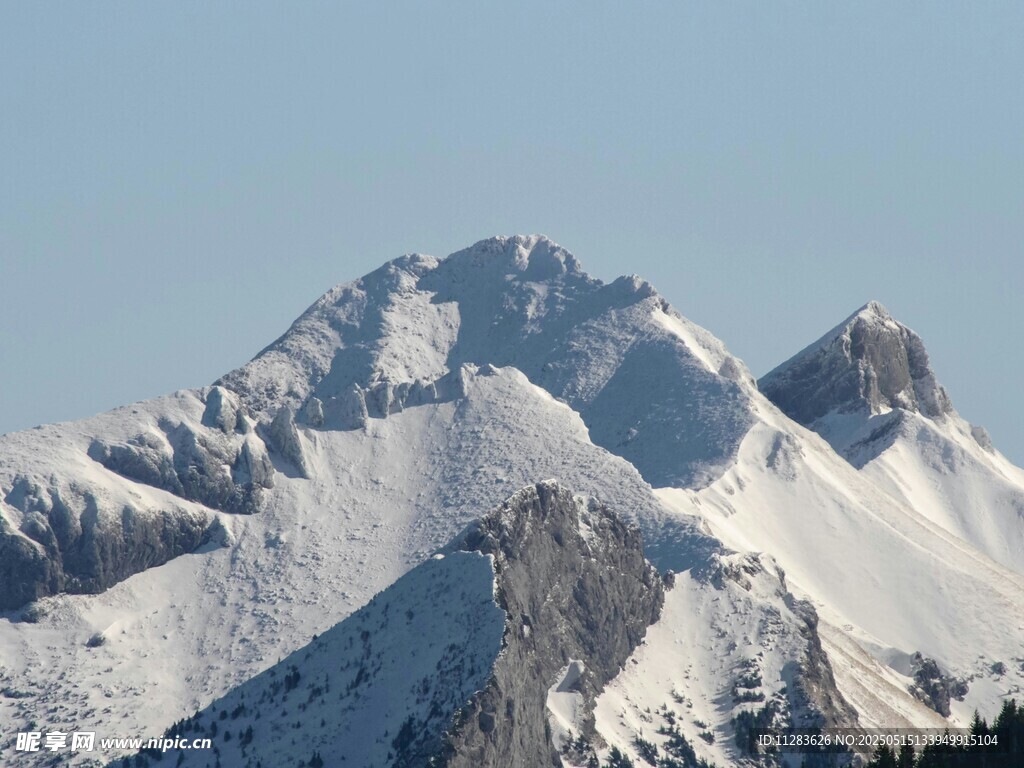 巍峨雪山壮丽景致