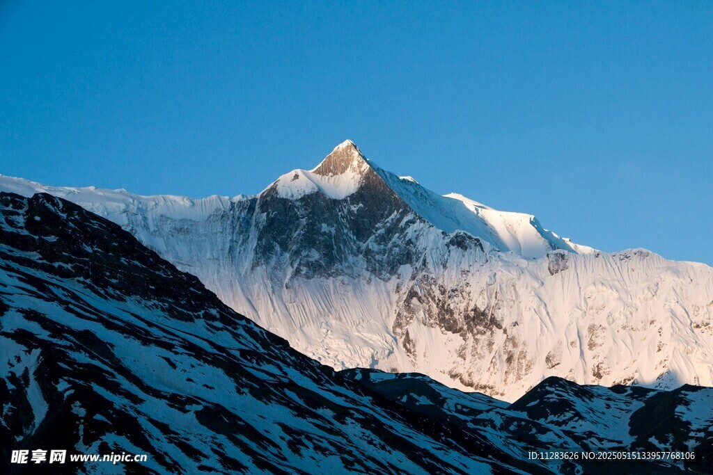 巍峨雪山壮丽景致