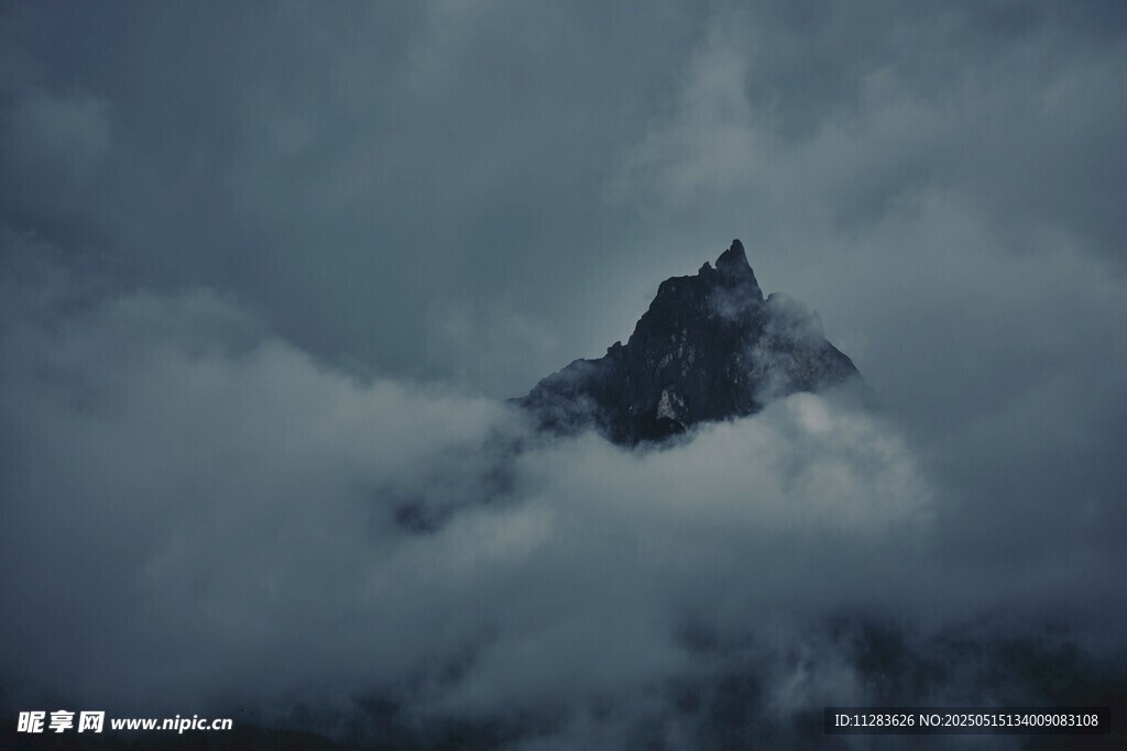 云雾缭绕中的巍峨山峰
