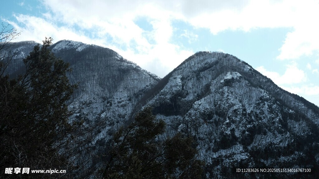 巍峨山峰映蓝天