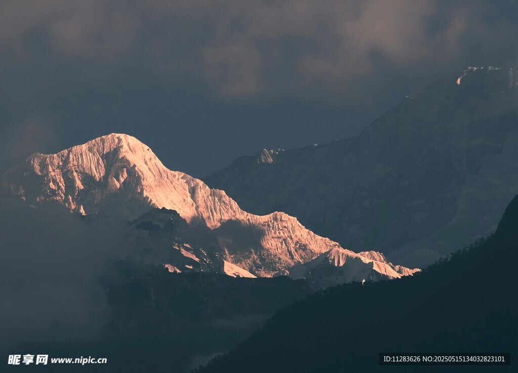 夕阳下的壮丽雪山
