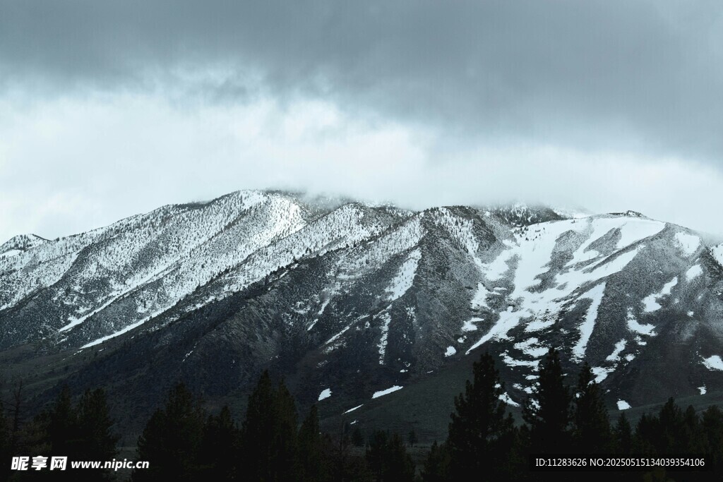 雪山巍峨壮丽之景