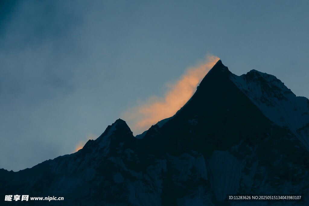 夕阳映山巅