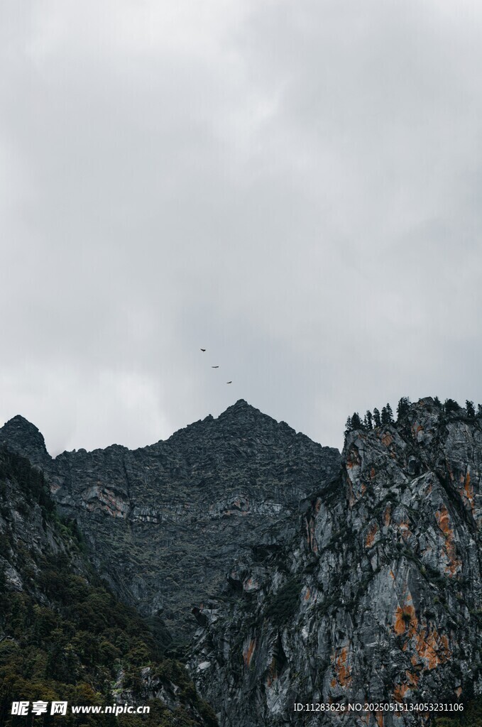云雾缭绕的巍峨山峦
