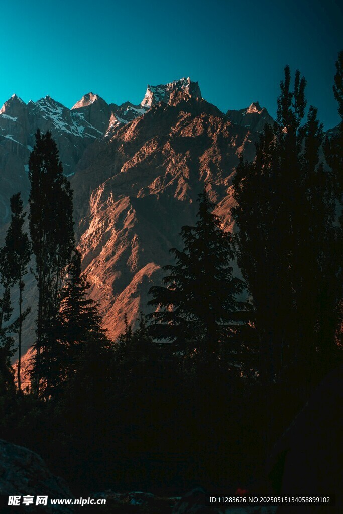 夕阳下的壮丽山景