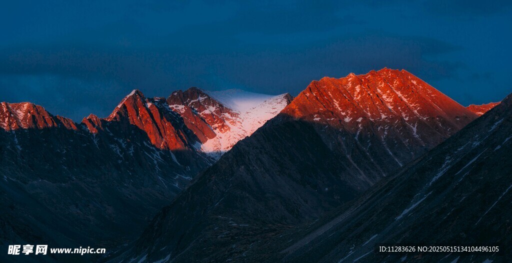 壮丽雪山日出美景
