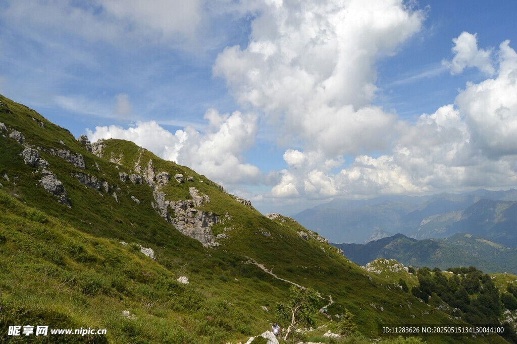 青山蓝天间的秀丽山景