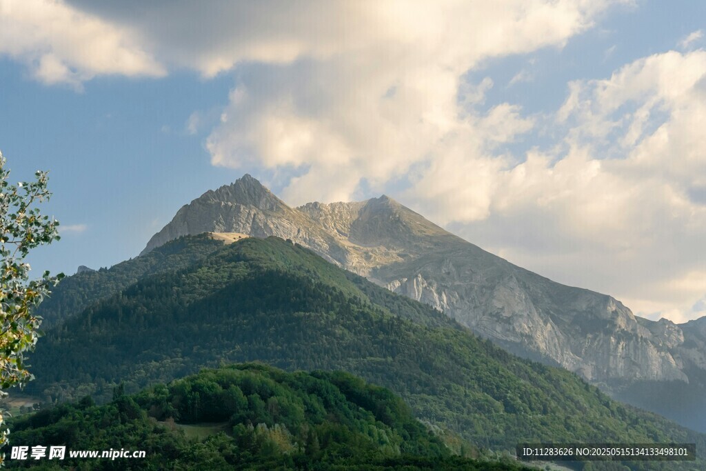 巍峨青山映蓝天