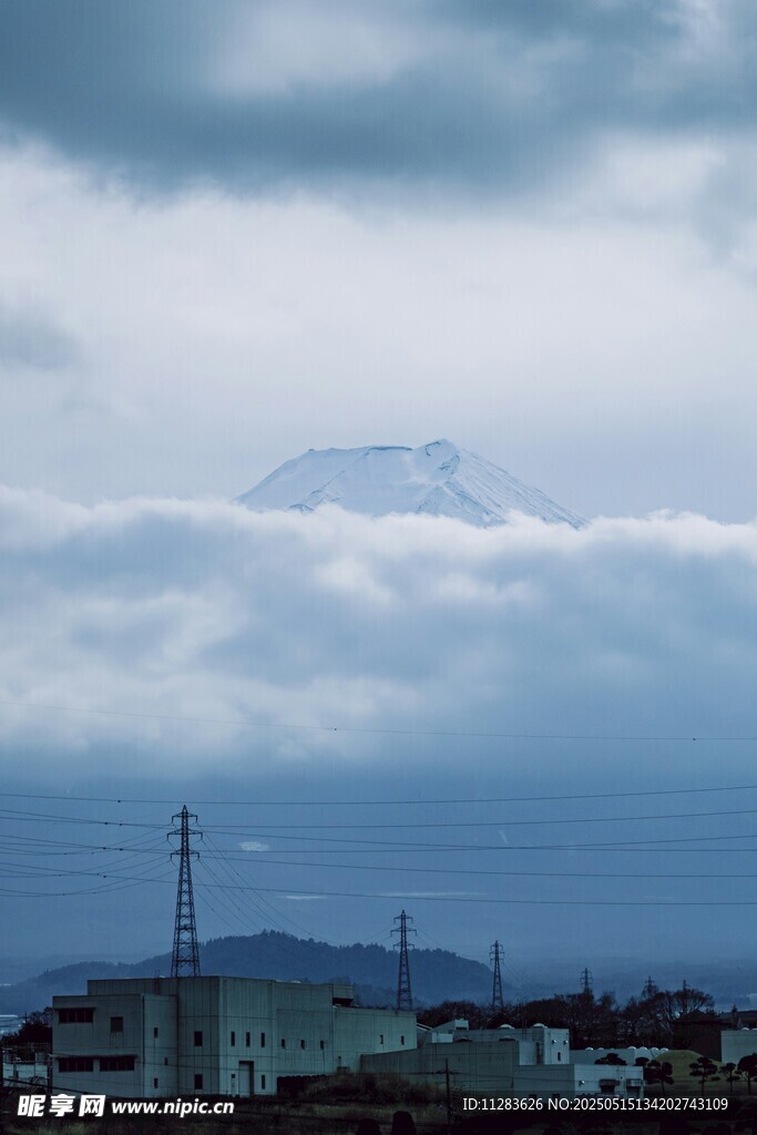 云雾笼罩下的城市与远山