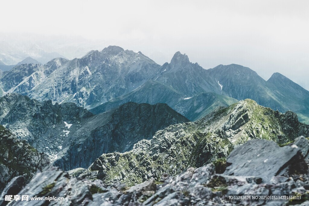 壮丽山峦景观