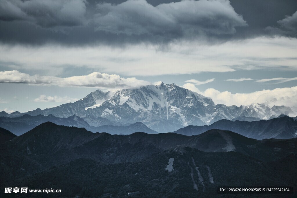 壮丽雪山与层叠山峦景观