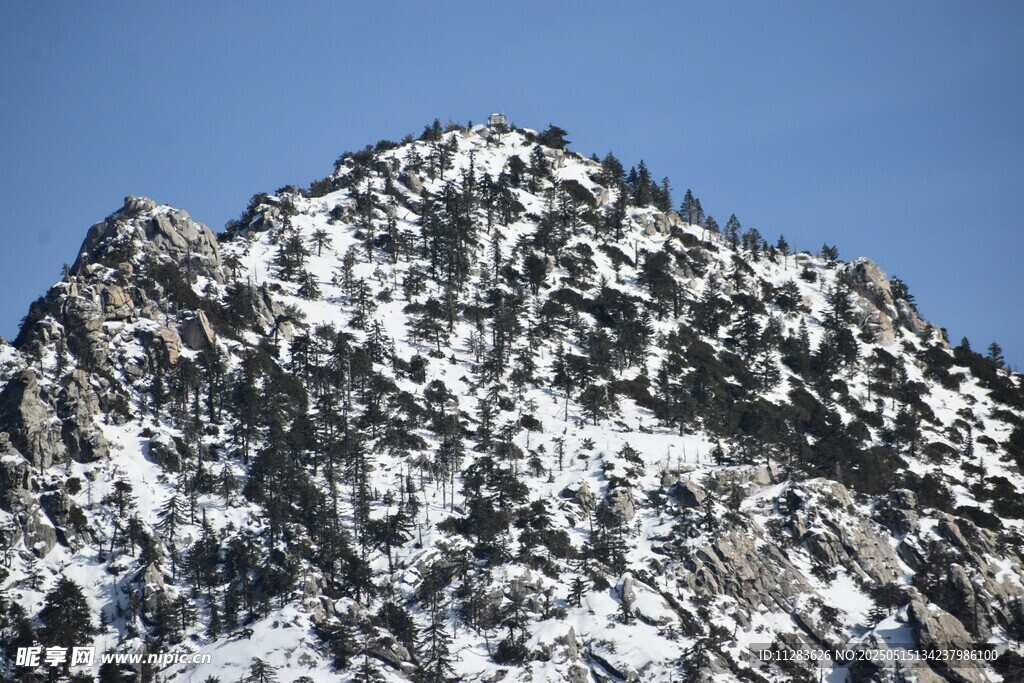 雪山巍峨壮丽景观