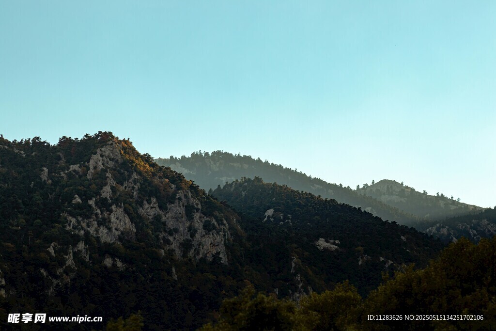 山峦叠翠的自然美景