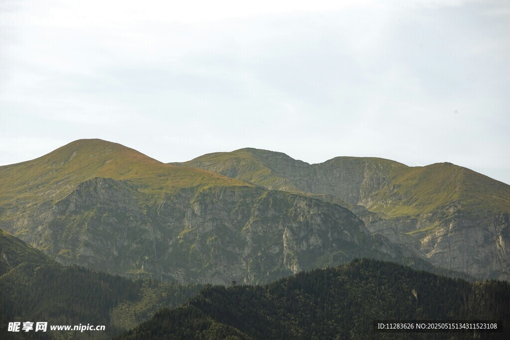 连绵青山景色