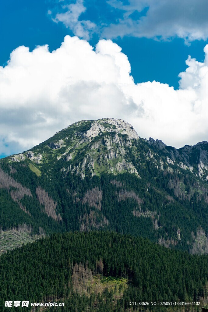 巍峨青山蓝天白云美景