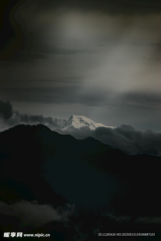 云雾缭绕中的山峦美景