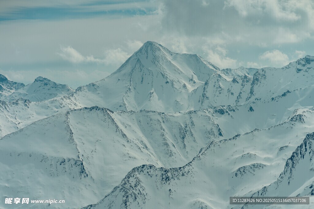 壮丽雪山景观