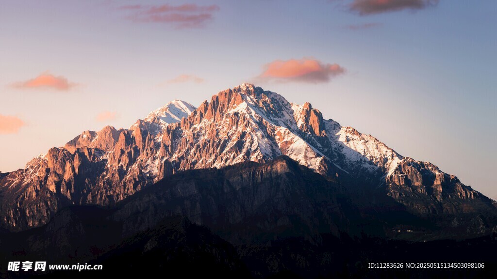 壮丽雪山日出美景