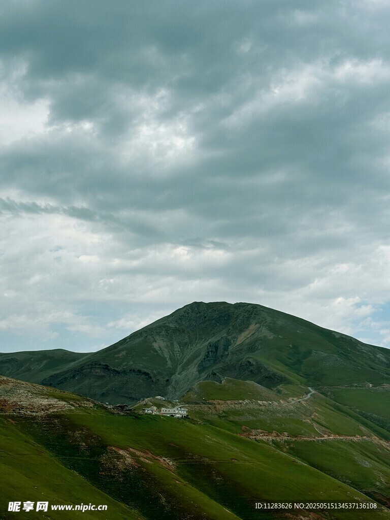 山峦叠翠间的多云景致