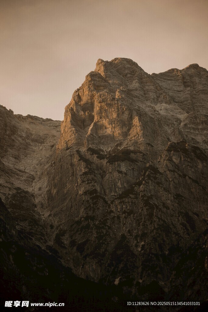 夕阳下的巍峨山峰