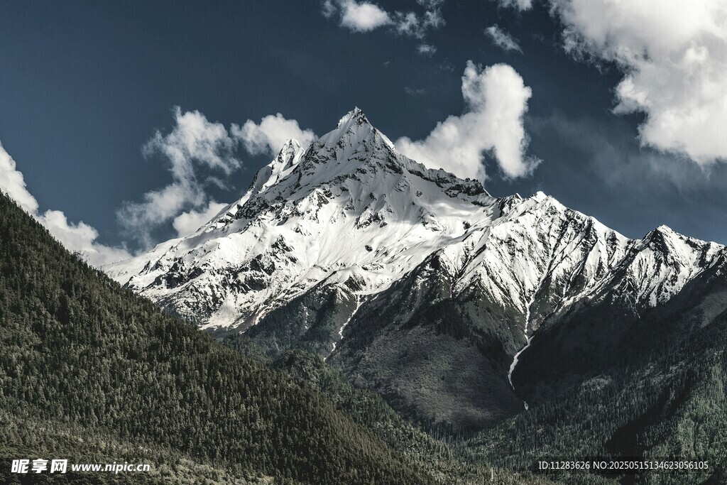 巍峨雪山壮丽自然景观