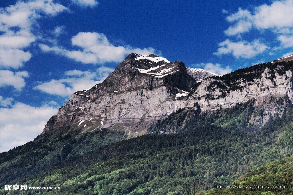 巍峨高山蓝天白云美景