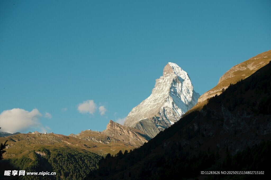 巍峨雪山美景