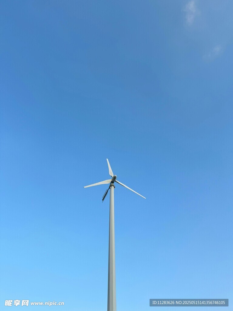 蓝天之下的风力发电机