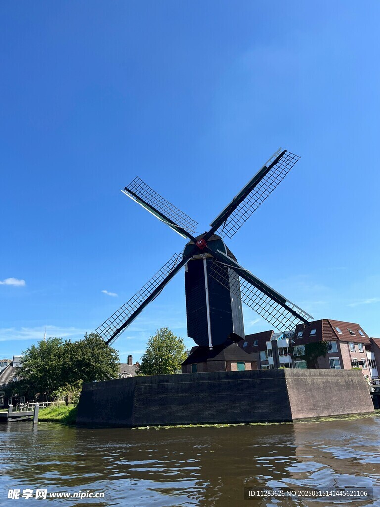 河畔风车景观