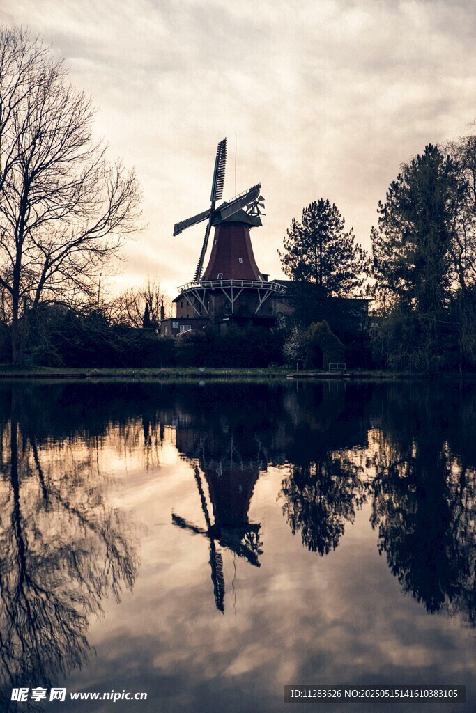 湖畔风车倒影的静谧美景