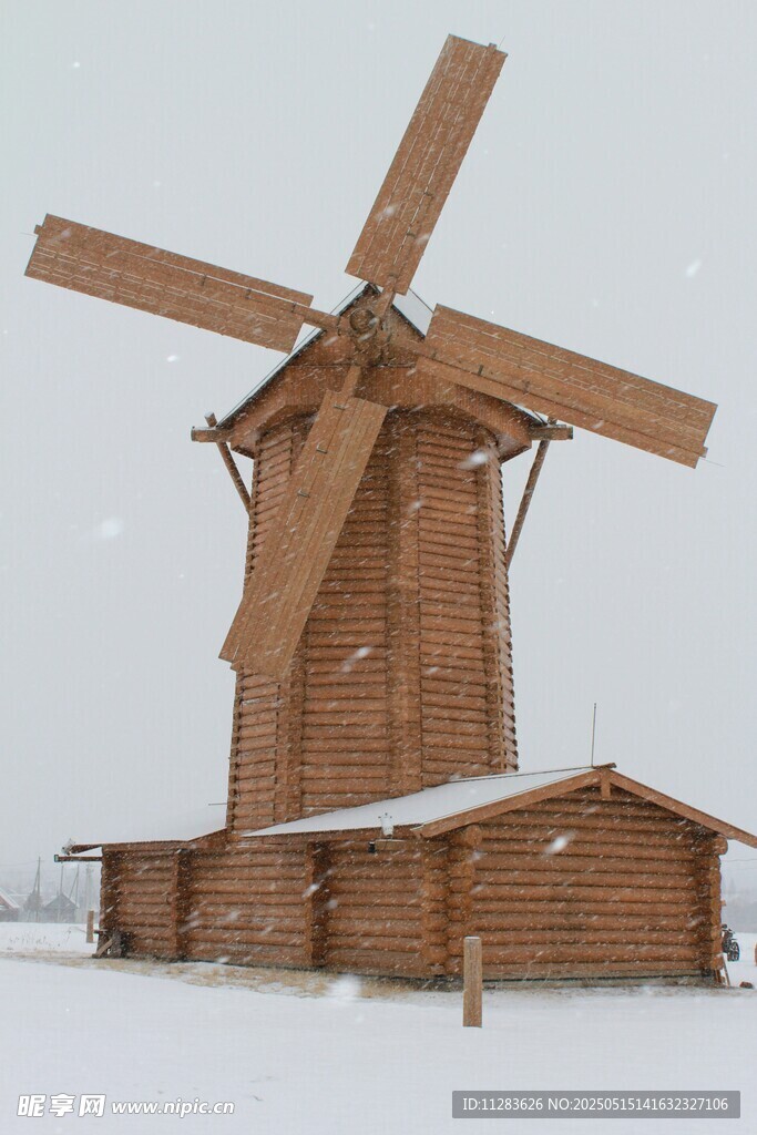 雪覆风车木屋冬日美景