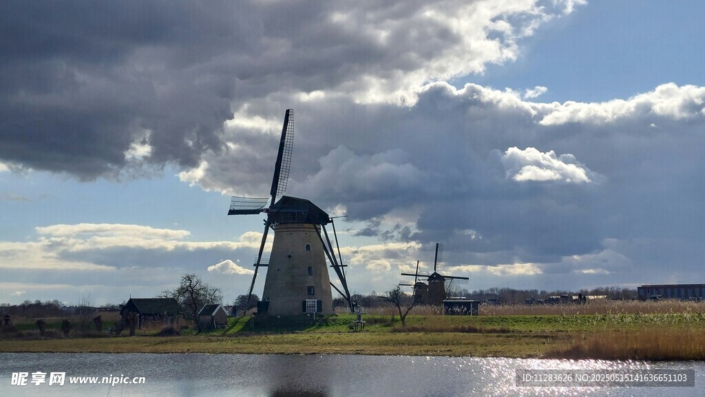 荷兰田园风车风景