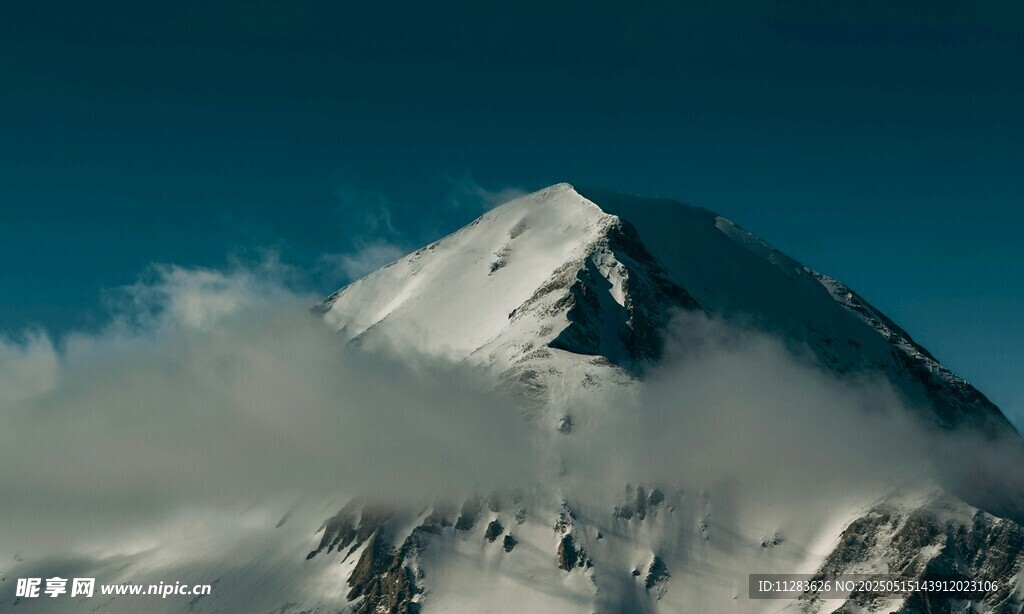 巍峨雪山云雾缭绕