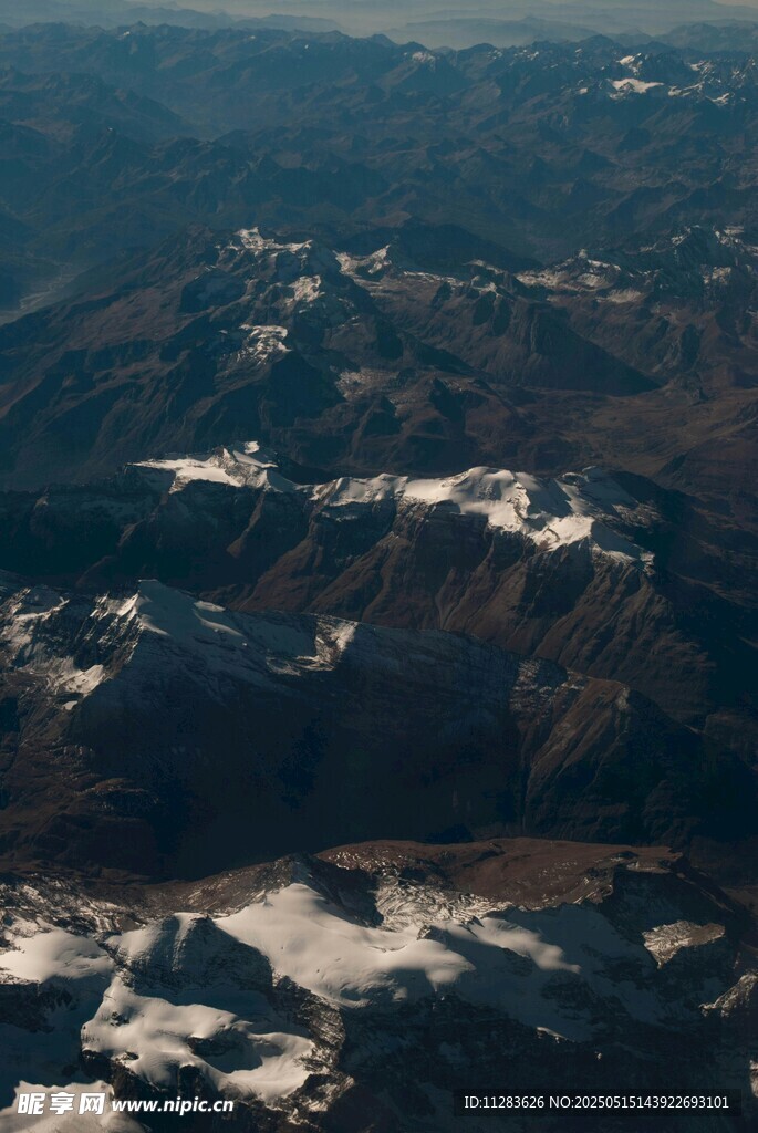 空中俯瞰山峦雪景