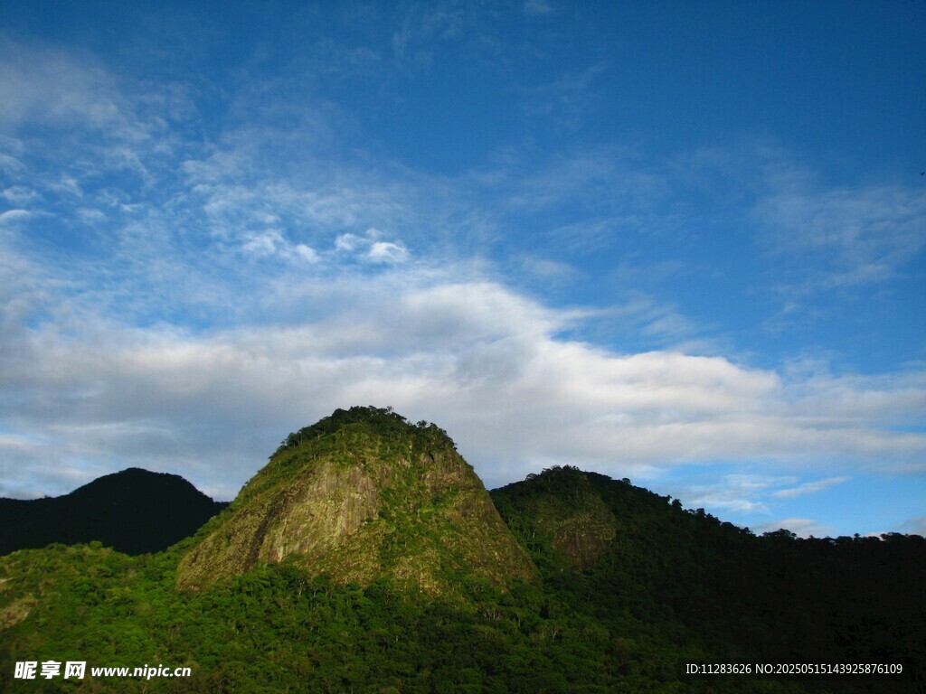 青山蓝天间的秀丽景致