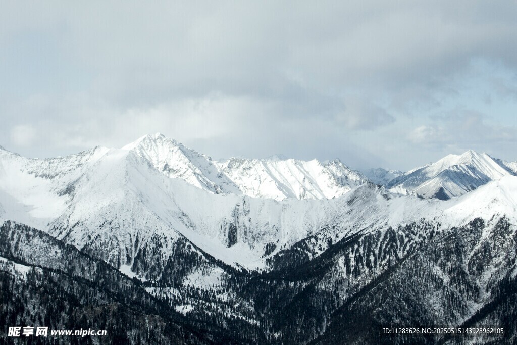 壮丽雪山景观